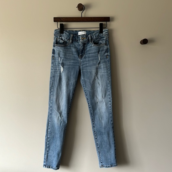 Denim - EUC STUDIO BLUE MID RISE SKINNY JEANS SIZE 27